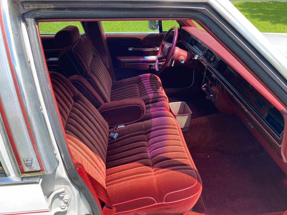 Ford-Crown-victoria-ltd-1985-white-12