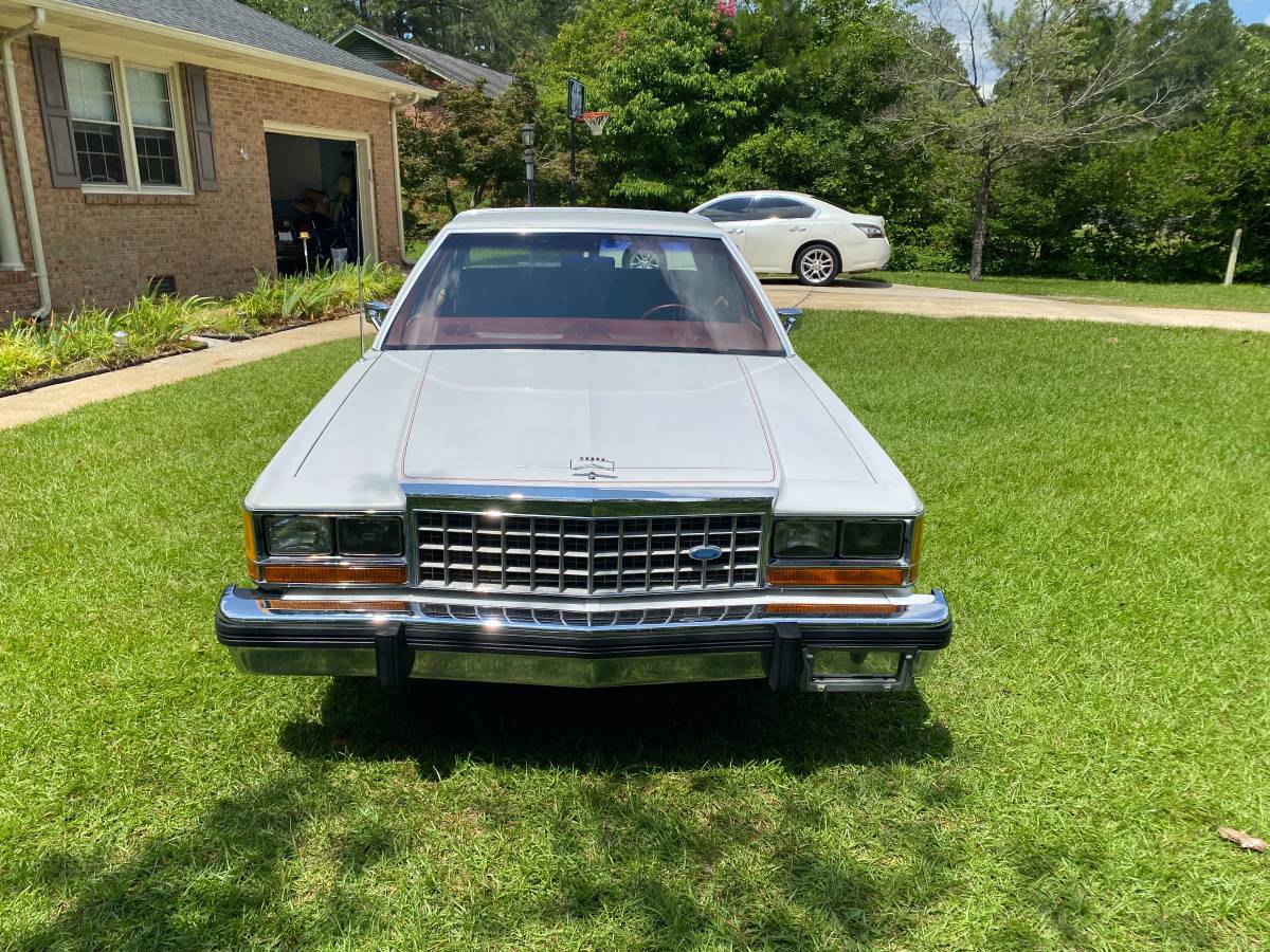 Ford-Crown-victoria-ltd-1985-white-3