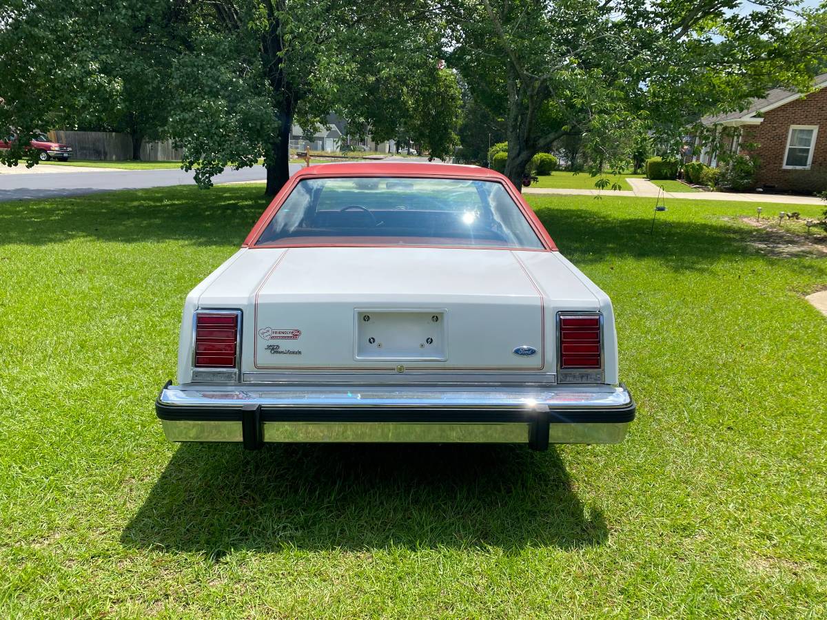 Ford-Crown-victoria-ltd-1985-white-4