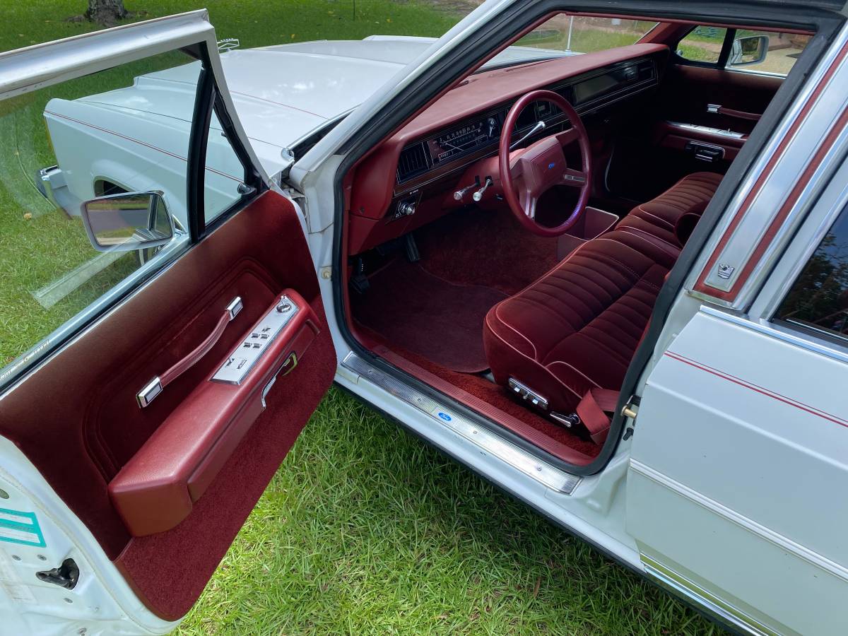 Ford-Crown-victoria-ltd-1985-white-5