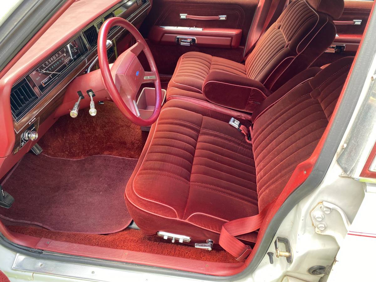 Ford-Crown-victoria-ltd-1985-white-6