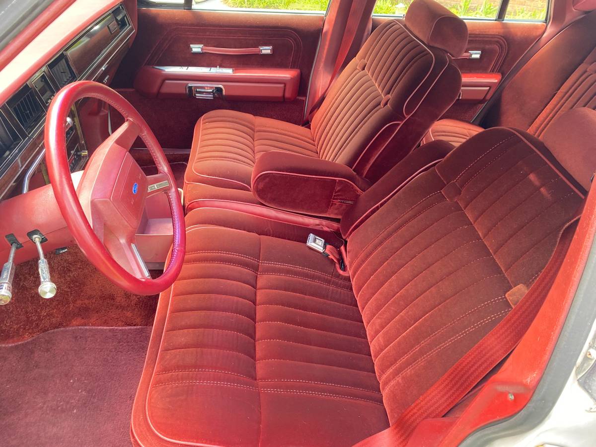 Ford-Crown-victoria-ltd-1985-white-7