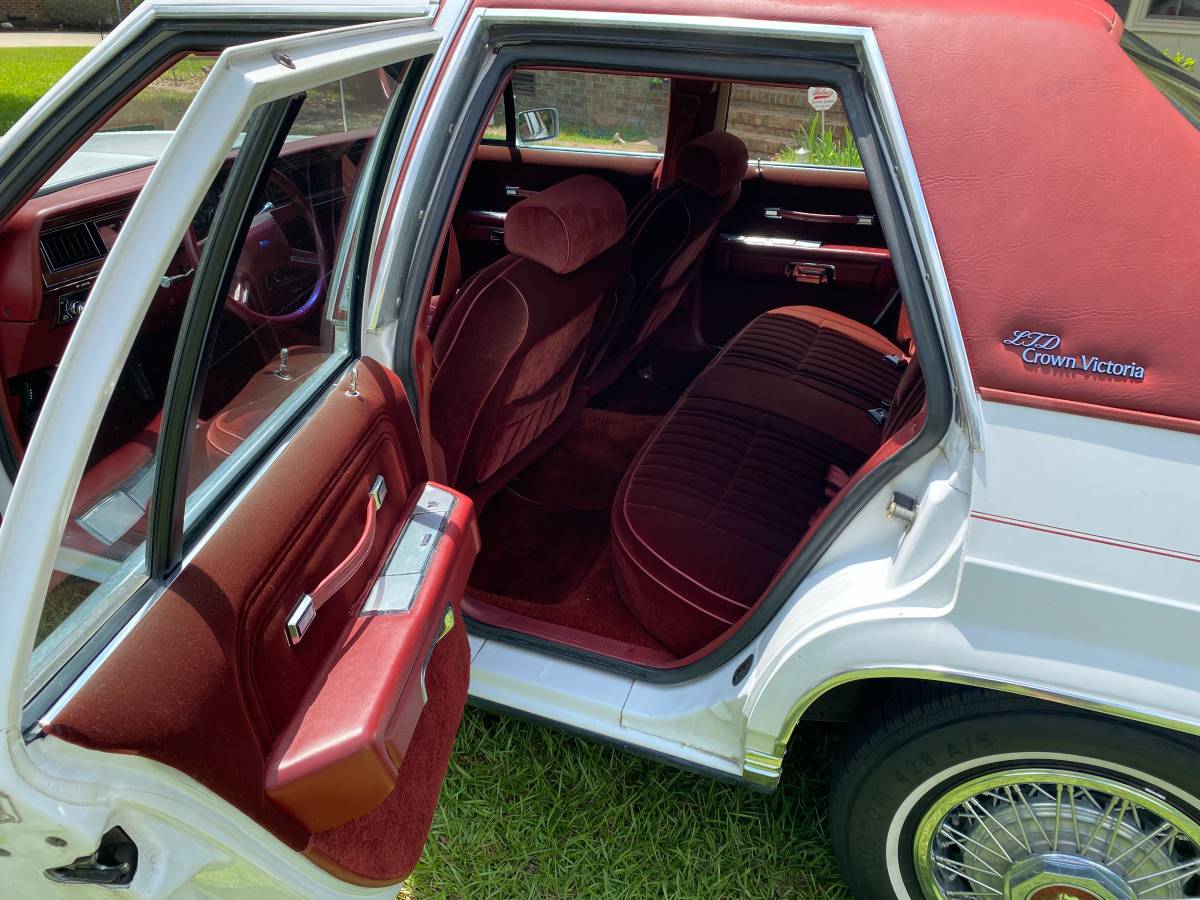Ford-Crown-victoria-ltd-1985-white-8