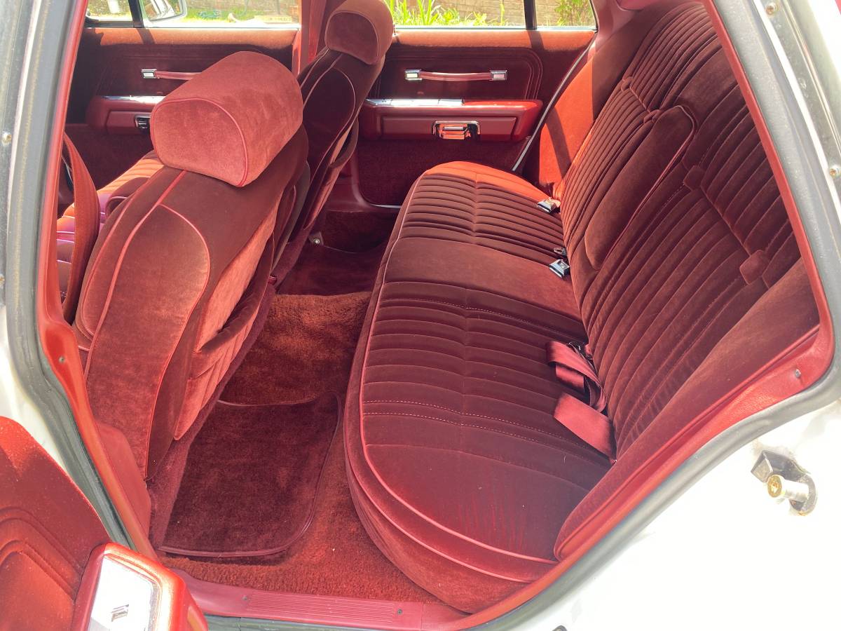 Ford-Crown-victoria-ltd-1985-white-9