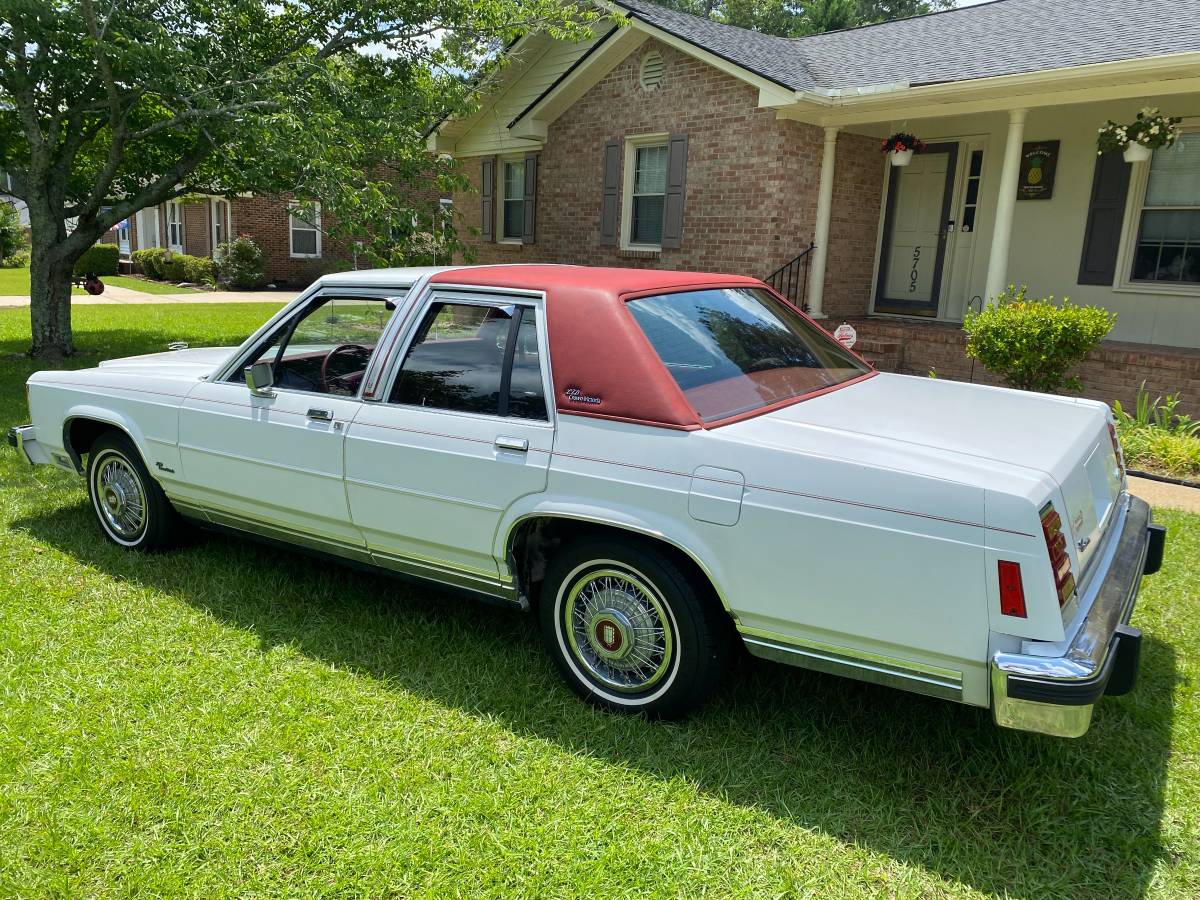 Ford Crown victoria ltd  1985 white