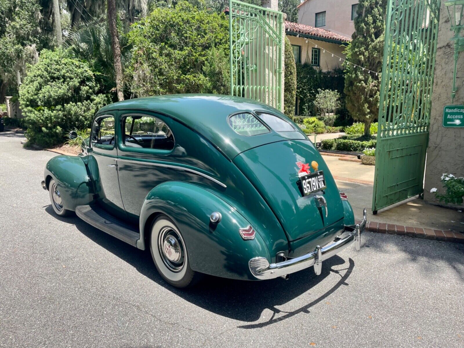 Ford-Deluxe-1940-Sedan-3