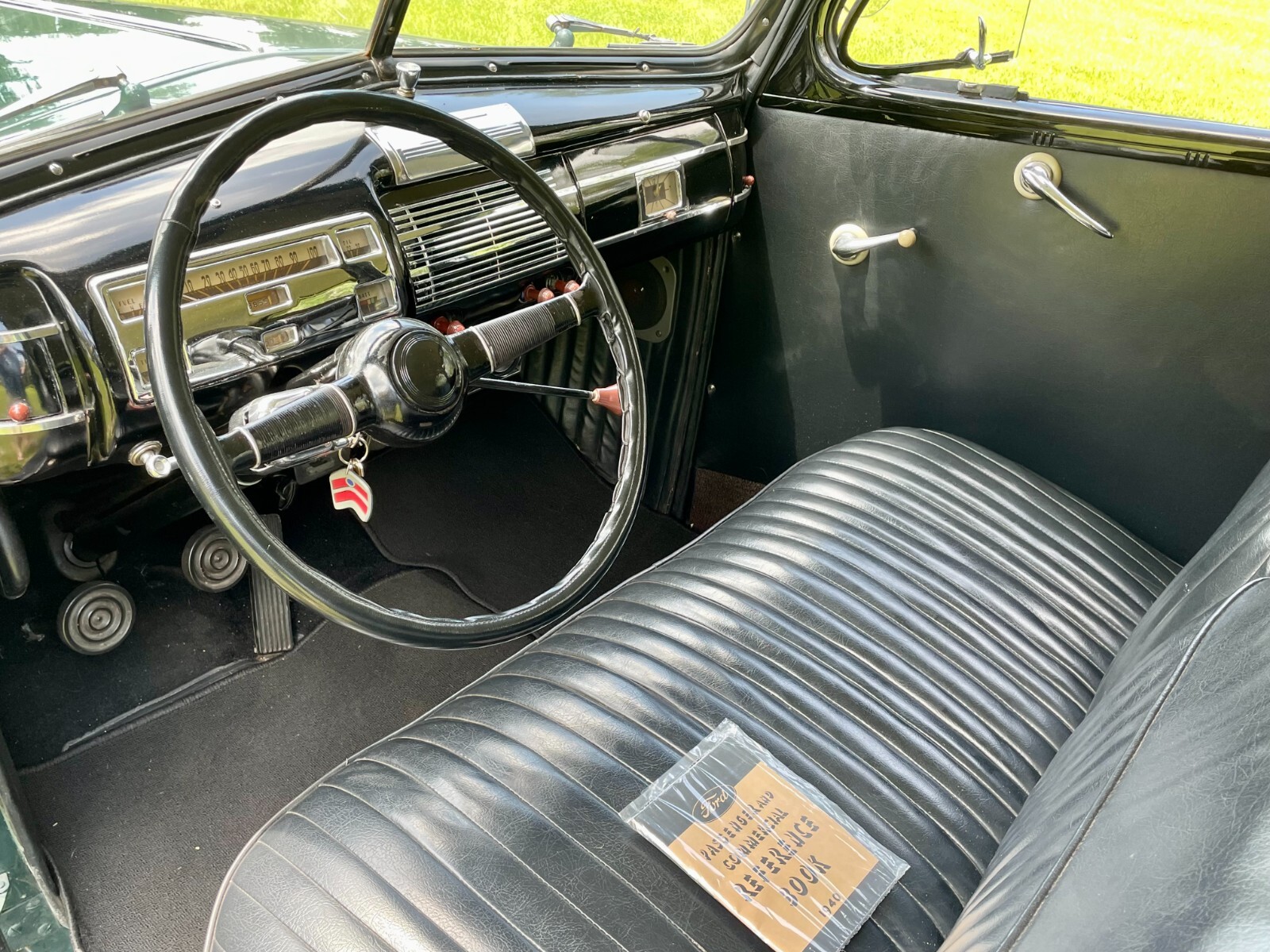 Ford-Deluxe-1940-Sedan-4