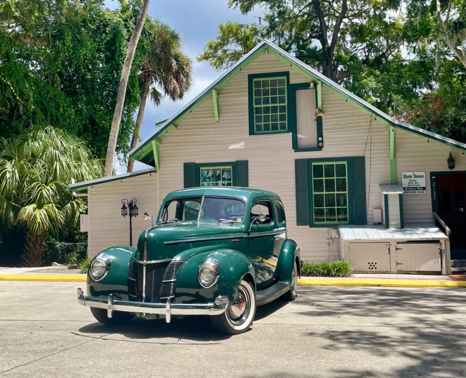 Ford-Deluxe-1940-Sedan