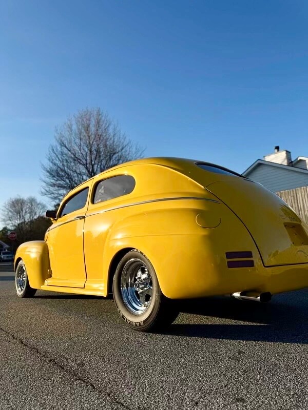 Ford-Deluxe-1941-Coupe-1