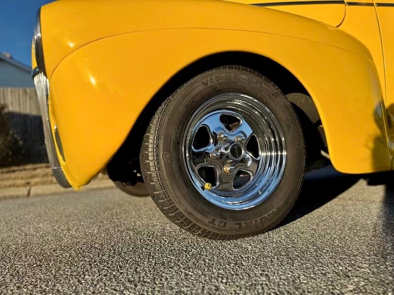 Ford-Deluxe-1941-Coupe-8