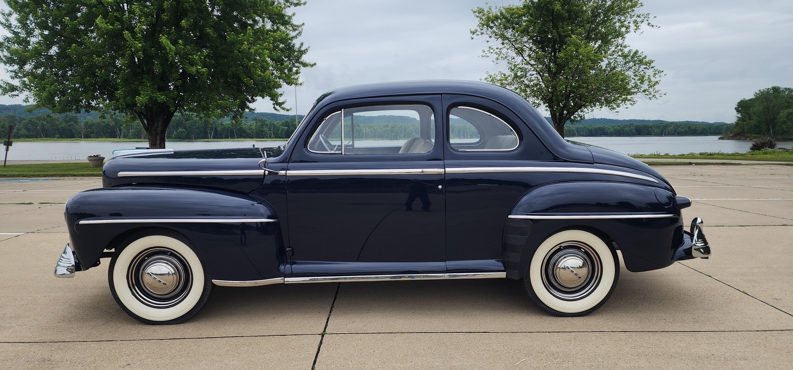 Ford-Deluxe-Coupe-1948-2-dr