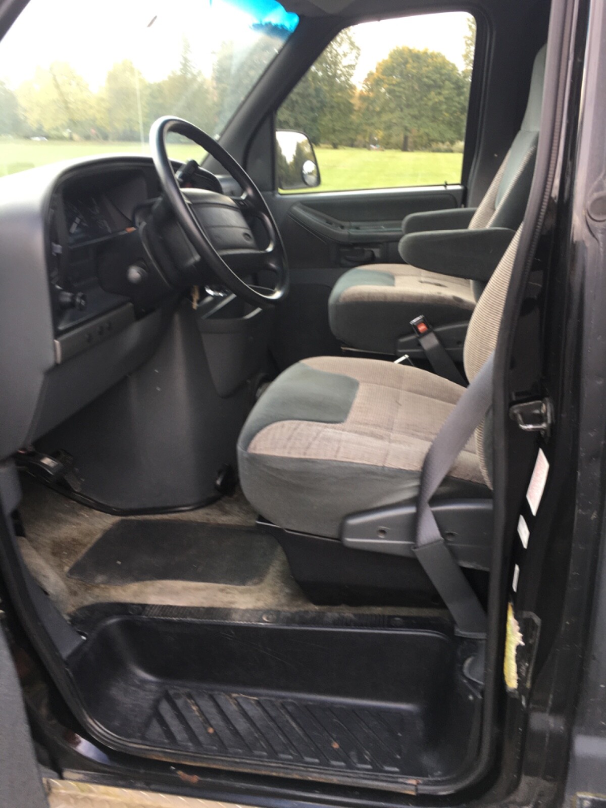 Ford-E-Series-Van-1995-Extended-Passenger-Van-25