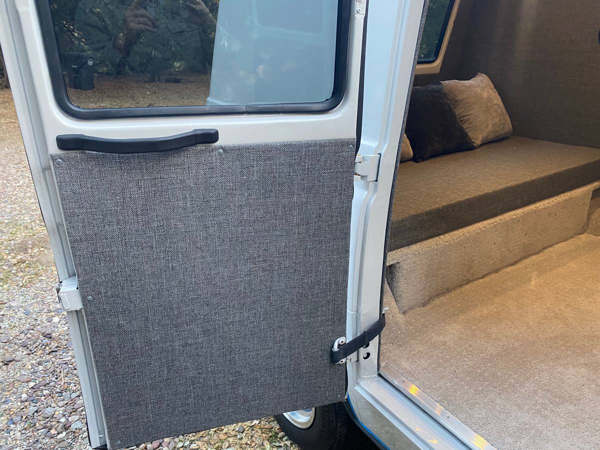 Ford-Econoline-1967-grey-13
