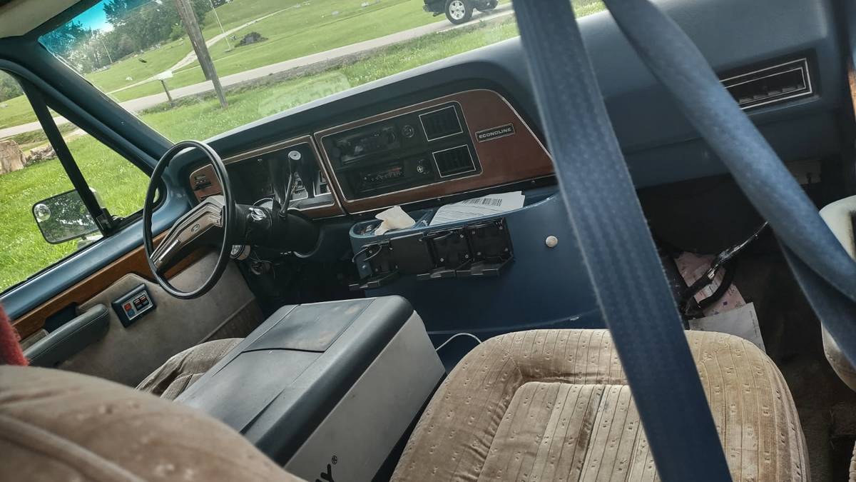 Ford-Econoline-1986-brown-2