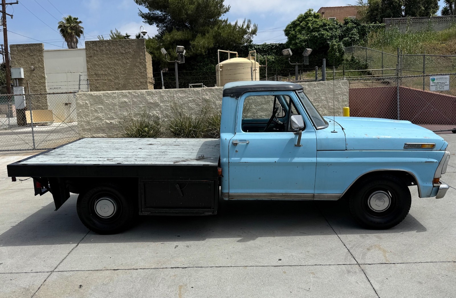 Ford-F-100-1970-Flatbed-Pickup-4