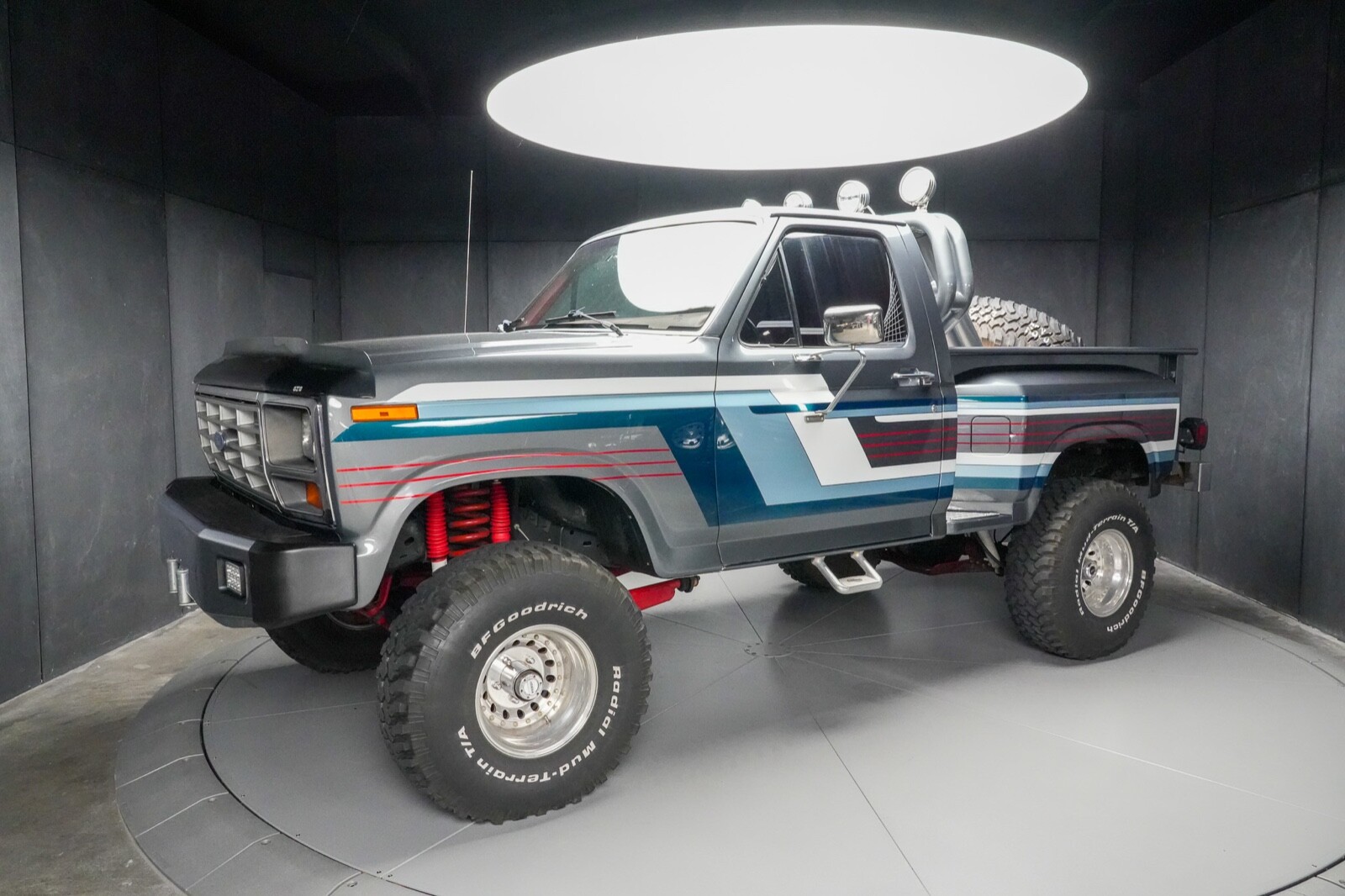 Ford-F-150-1983-Truck-2