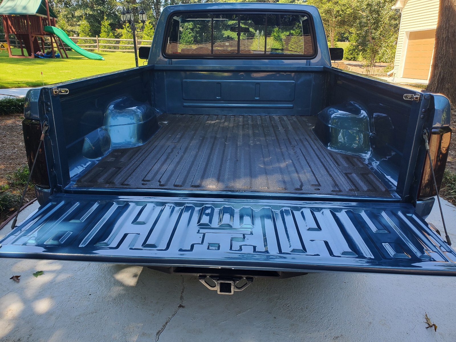 Ford-F-150-1984-Pickup-Truck-13