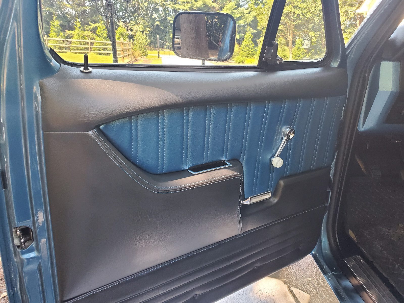 Ford-F-150-1984-Pickup-Truck-17
