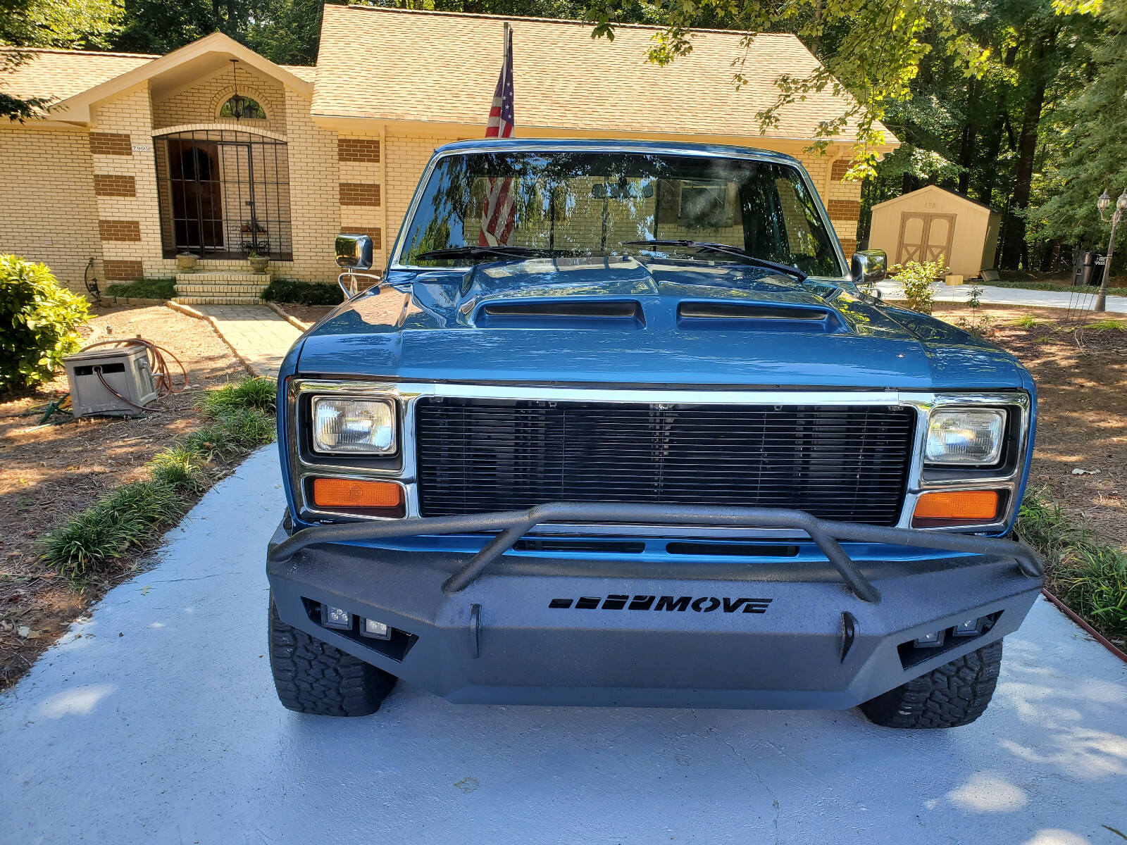 Ford-F-150-1984-Pickup-Truck-2