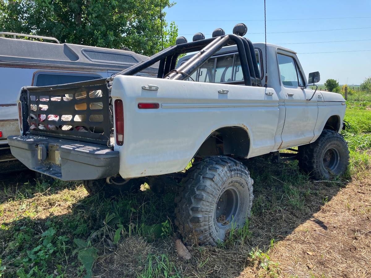 Ford-F-150-amp-gmc-g2500-1979-3