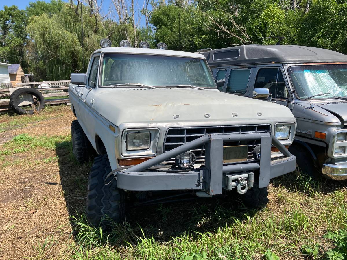 Ford-F-150-amp-gmc-g2500-1979-4