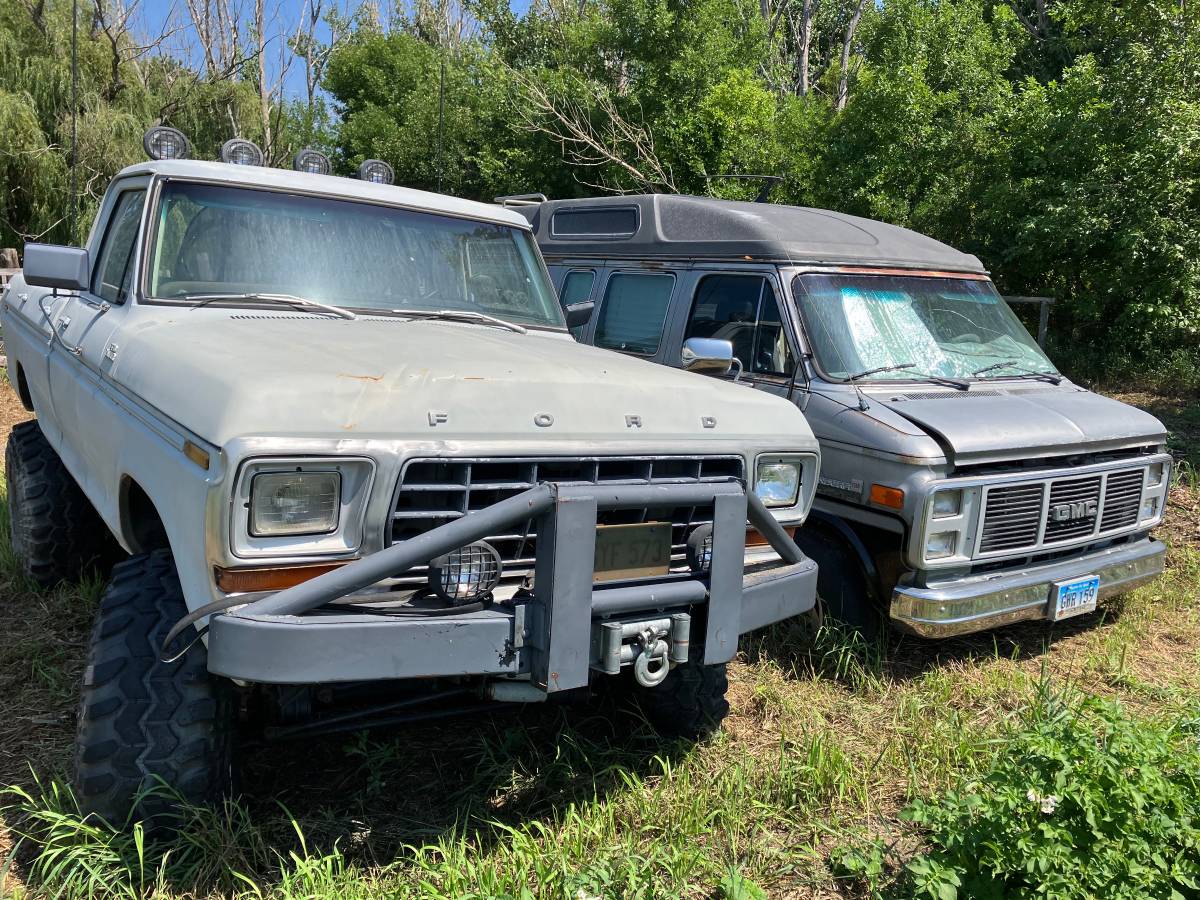 Ford-F-150-amp-gmc-g2500-1979-5