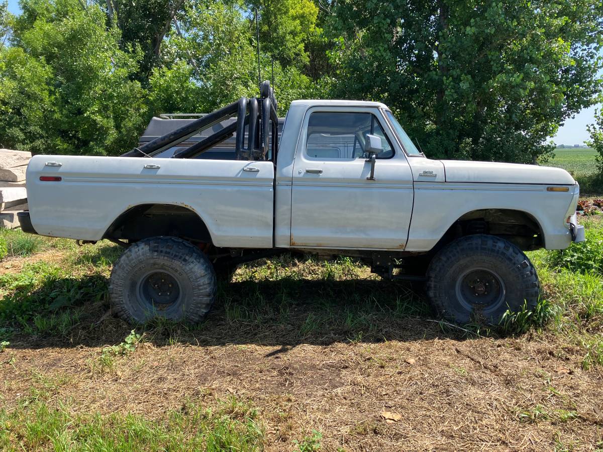 Ford-F-150-amp-gmc-g2500-1979-6