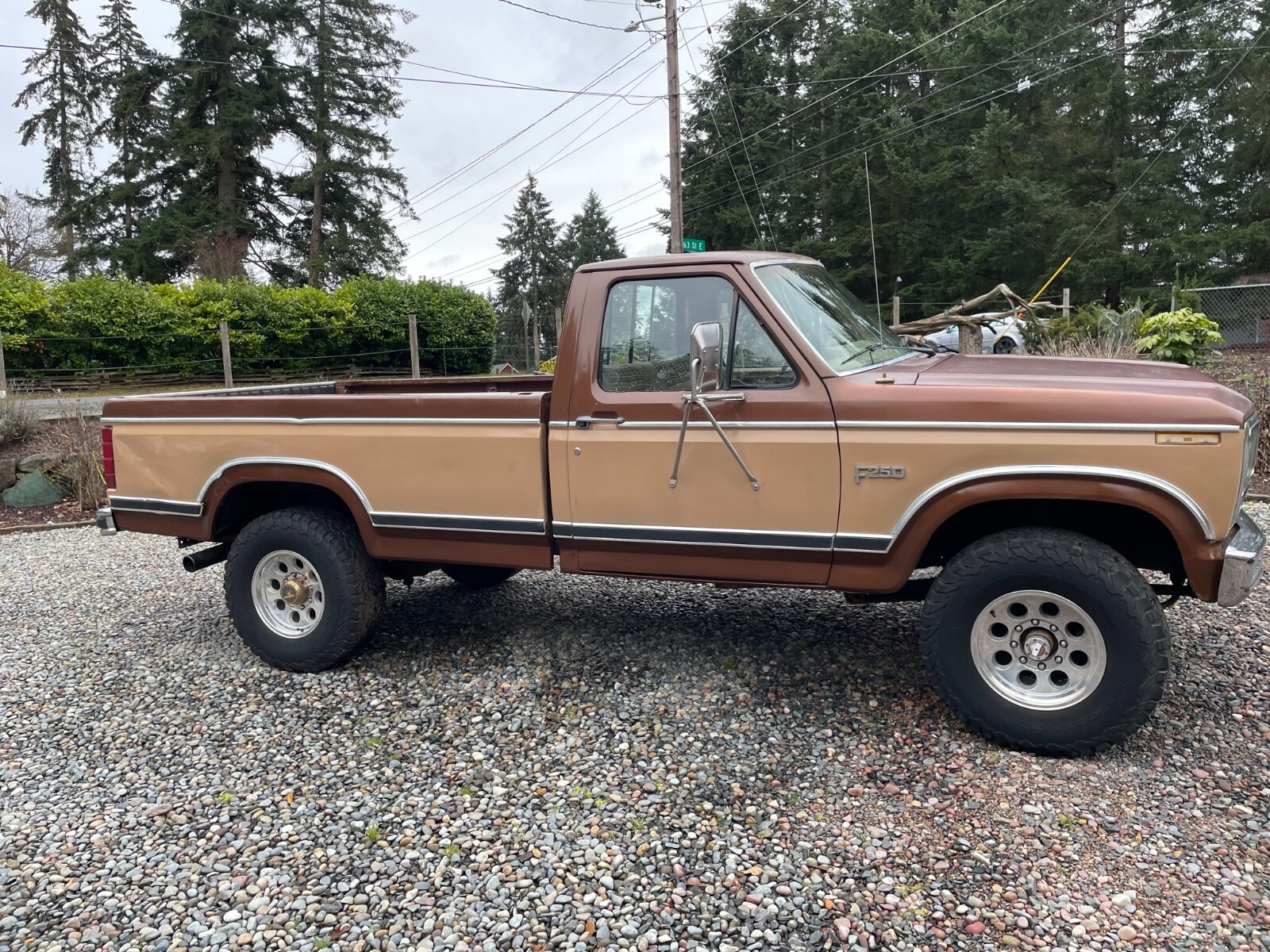 Ford-F-250-1983-Standard-Cab-Pickup-2