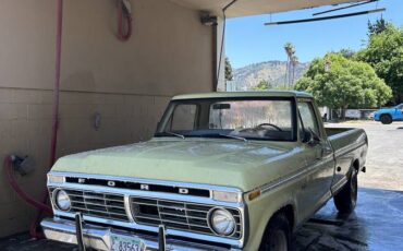 Ford-F100-custom-1975-yellow