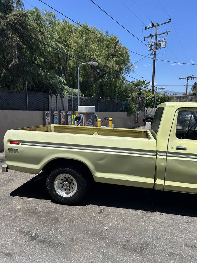 Ford-F100-custom-1975-yellow-3