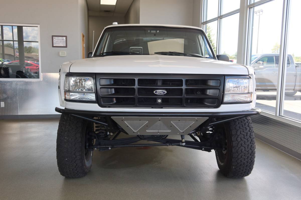Ford-F150-regular-cab-short-bed-1992-white-1