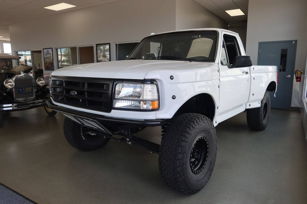 Ford-F150-regular-cab-short-bed-1992-white-2