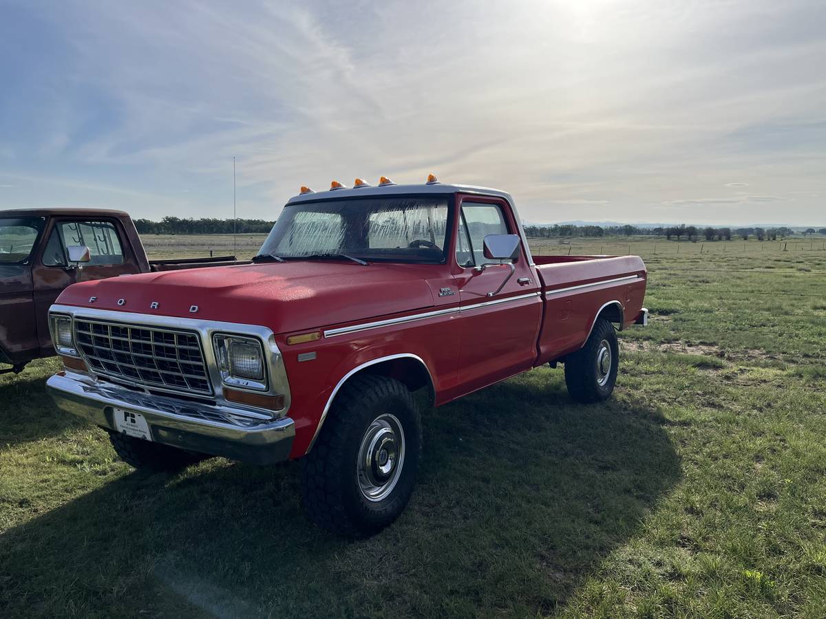 Ford-F250-4x4-1979-red-2