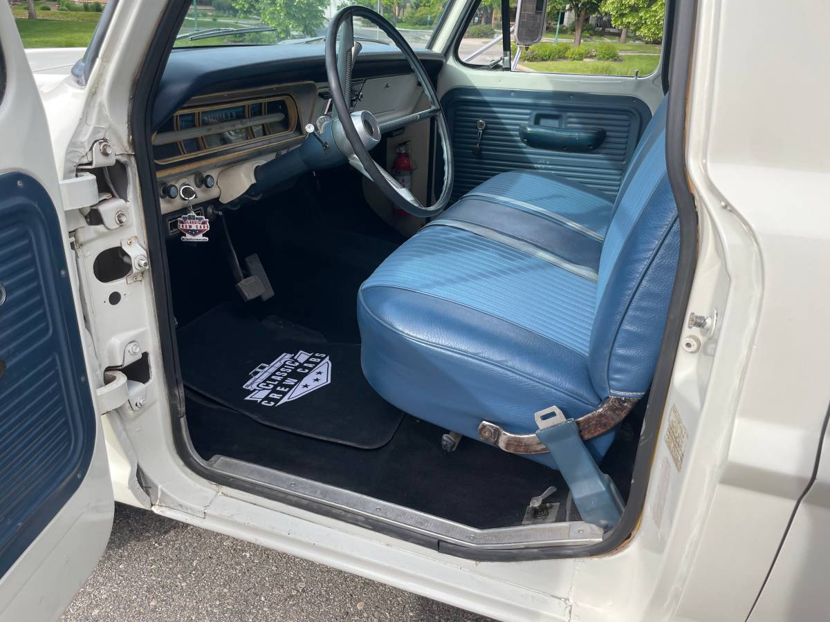 Ford-F350-crew-cab-1970-white-2