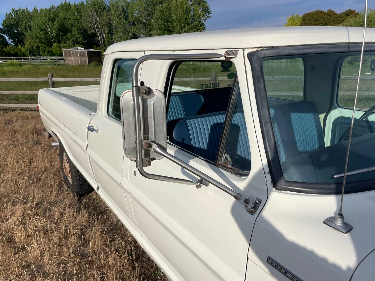 Ford-F350-crew-cab-1970-white-3