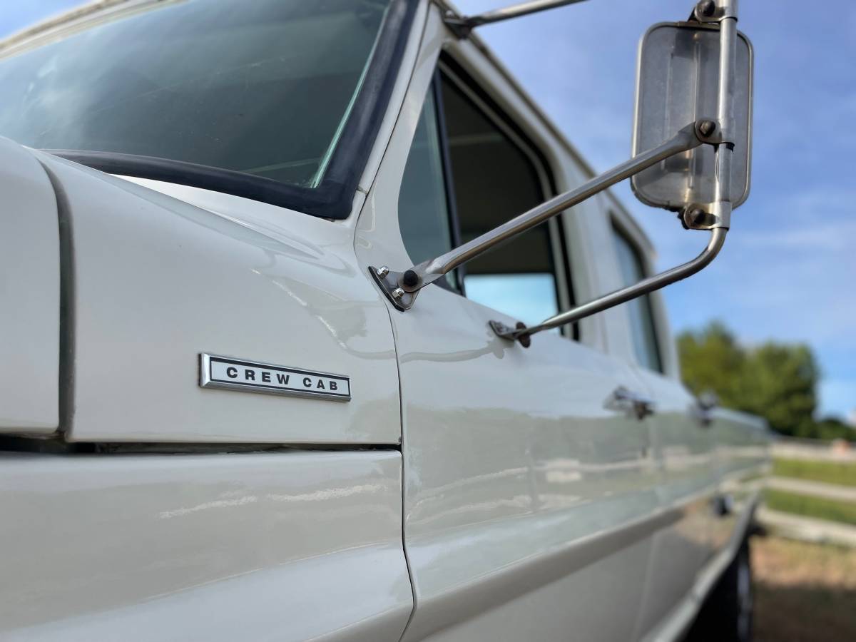 Ford-F350-crew-cab-1970-white-4