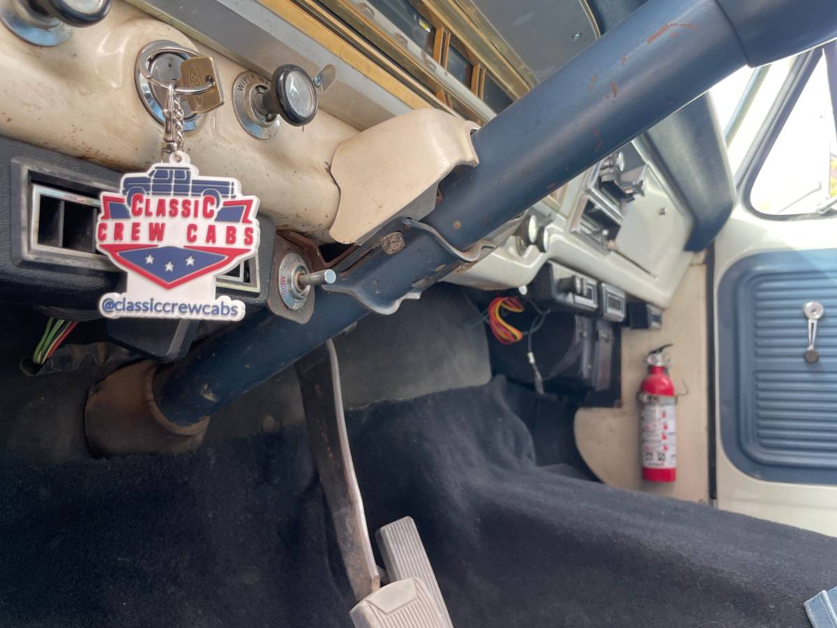 Ford-F350-crew-cab-1970-white-5