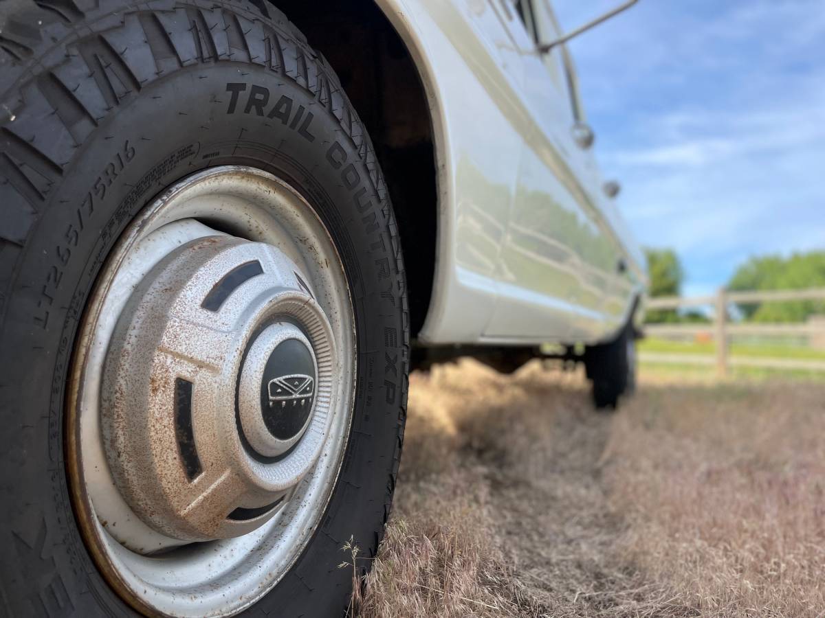 Ford-F350-crew-cab-1970-white-6