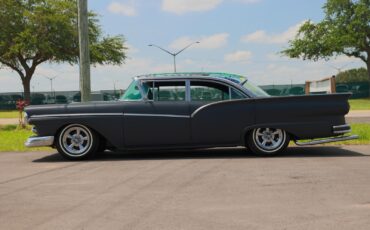 Ford-Fairlane-1957-4-Door-1