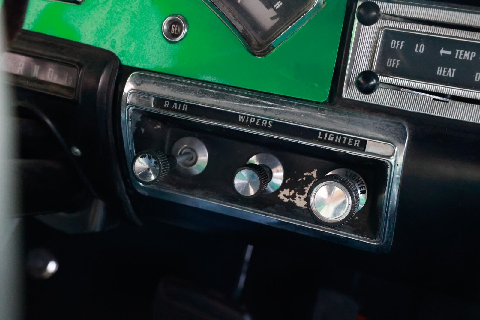 Ford-Fairlane-1957-4-Door-23