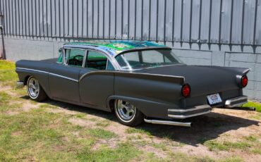 Ford-Fairlane-1957-4-Door-3