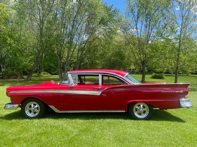 Ford-Fairlane-1957-Coupe-2