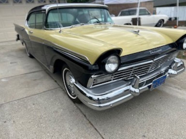 Ford-Fairlane-1957-Sedan-3