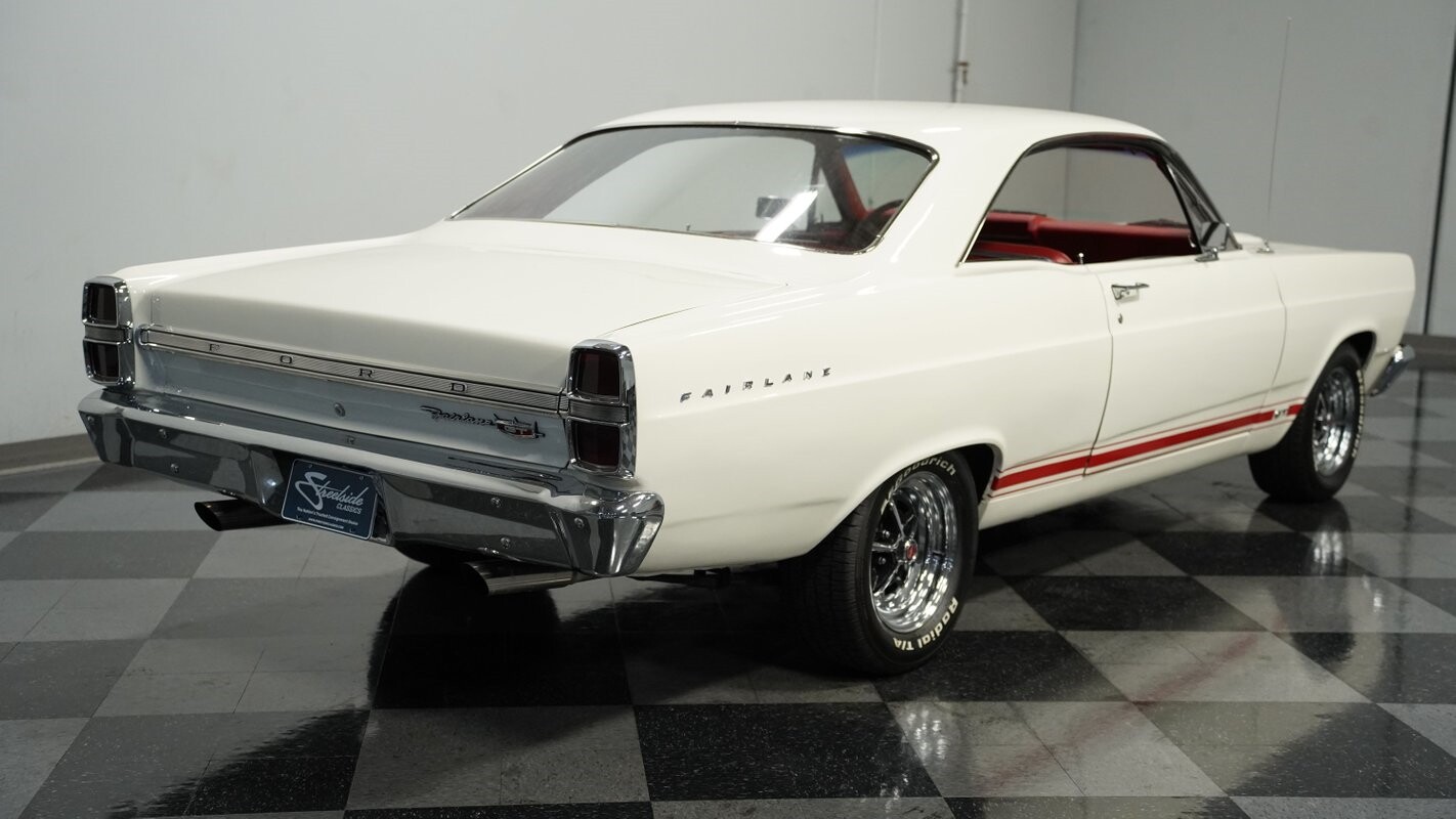 Ford-Fairlane-1967-Fastback-11