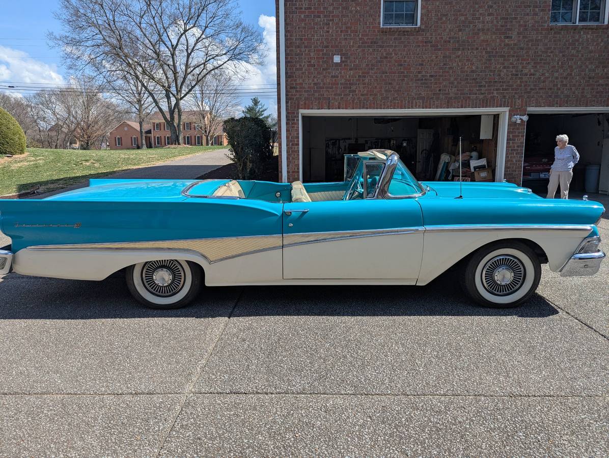 Ford-Fairlane-skyliner-convertible-1958-blue-17