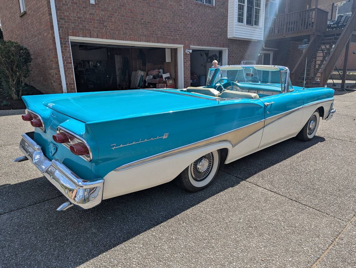 Ford-Fairlane-skyliner-convertible-1958-blue-18
