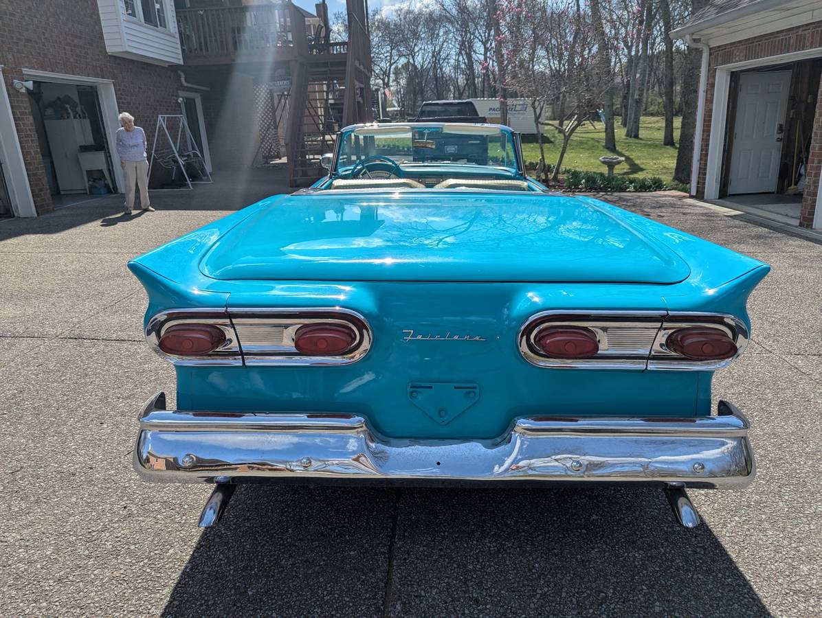 Ford-Fairlane-skyliner-convertible-1958-blue-19