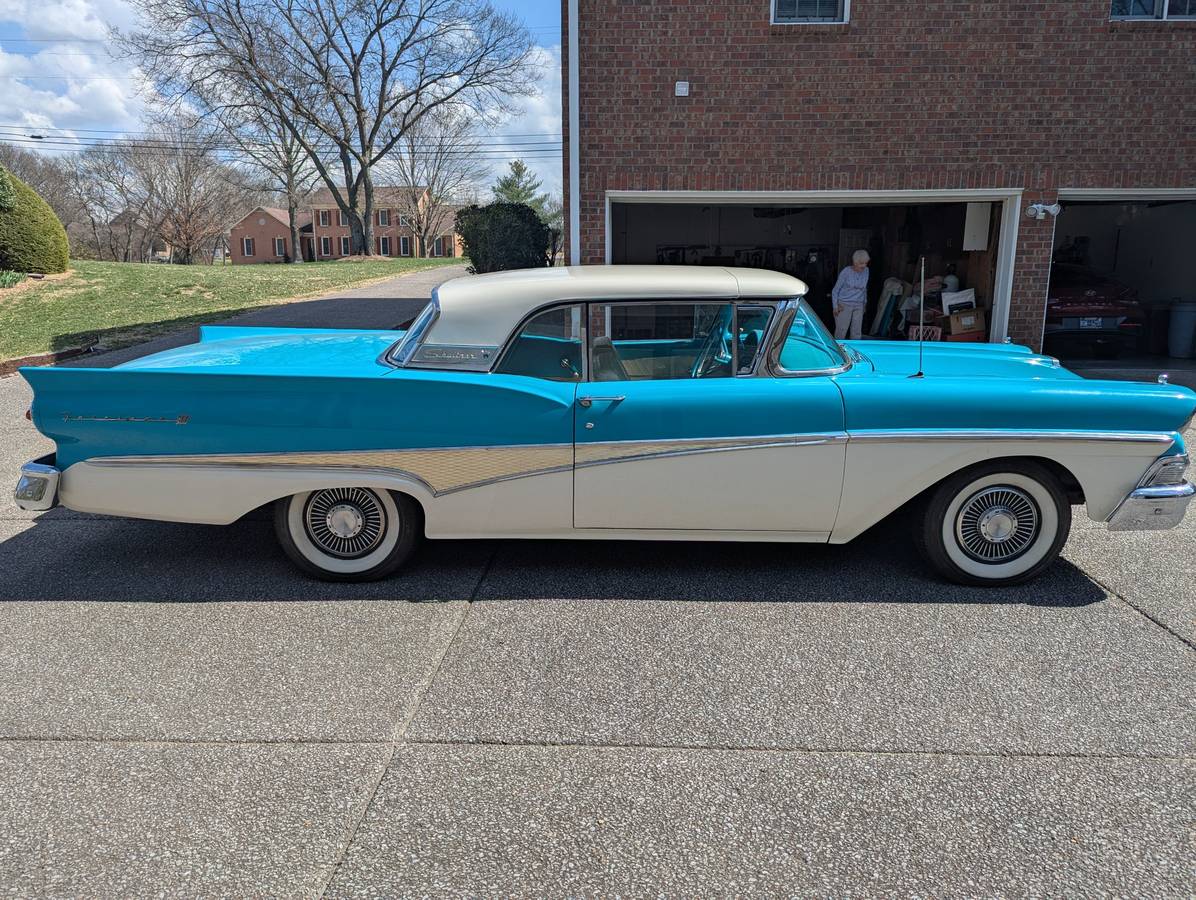 Ford-Fairlane-skyliner-convertible-1958-blue-3