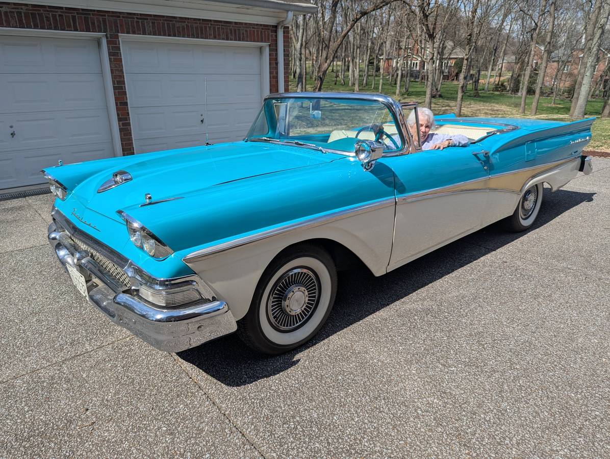Ford-Fairlane-skyliner-convertible-1958-blue-9