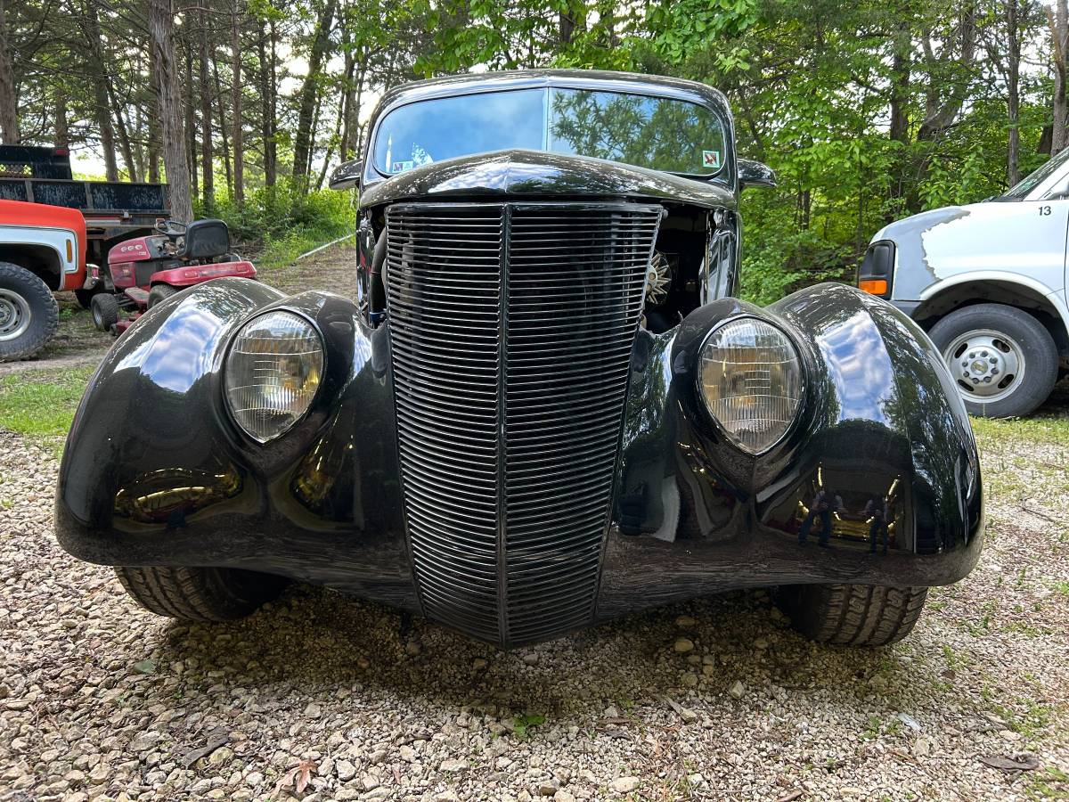 Ford-Hump-back-sedan-1937-5